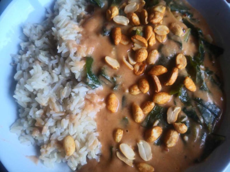 Peanut and leafy soup with brown rice