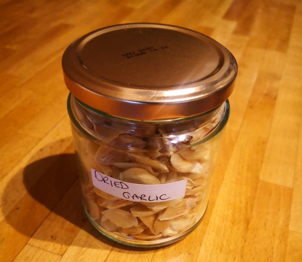 Sliced and dried garlic