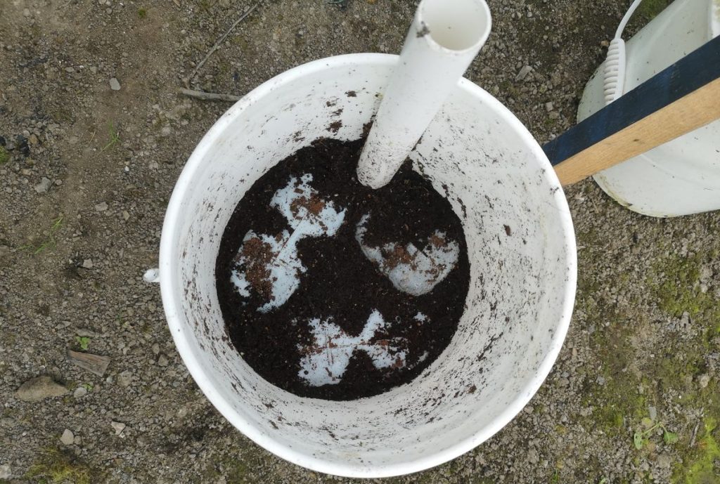 Bucket wick system - coir acting as a wick