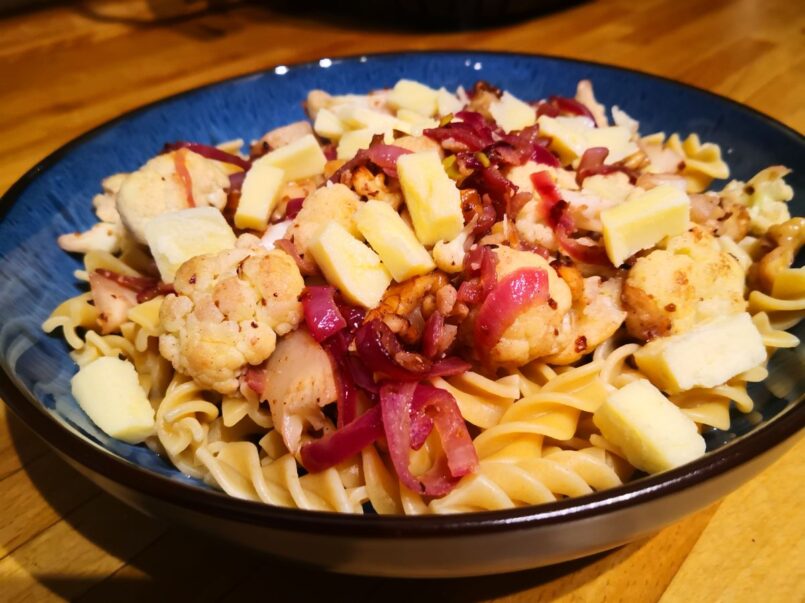 Cauliflower, red onion and walnut pasta